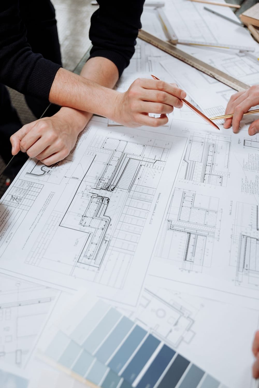 Ingénieurs BATIPRO étudiant des plans de construction