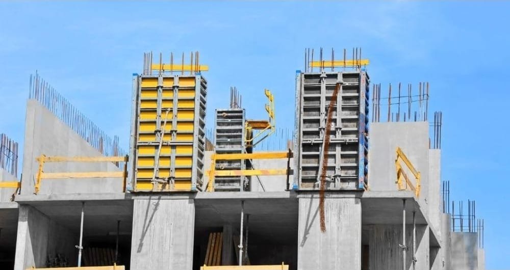 Chantier BATIPRO : structure en béton armé et banches de coffrage en cours de montage
